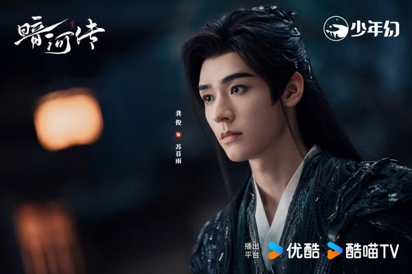 龔俊接演過《小美滿》，這部口碑及熱度的表現都蠻普通的，與其他對CP相比，龔俊、劉人語沒獲得太多人氣，不過龔俊後面憑《山河令》爆火，直接成為頂流，手裡戲劇資源變好，合作的都是大咖女星，像是迪麗熱巴、楊冪等，雖然龔俊近年接演的古裝劇，評價都不如預期，但還好前陣子主演的《暗河傳》獲得不少好評，順勢扳回一城！
