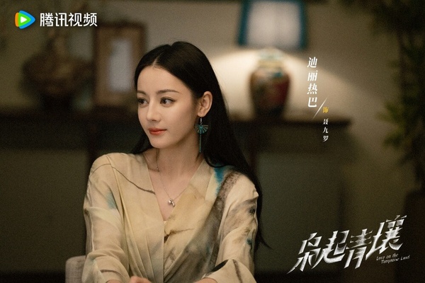 《古劍奇譚》迪麗熱巴、陳偉霆其實剛開始的發展不相上下，迪麗熱巴後面接了《三生三世》收穫了高人氣，成為當紅的90後小花，陳偉霆拍了《老九門》飾演老佛爺，當時的人氣也不低！