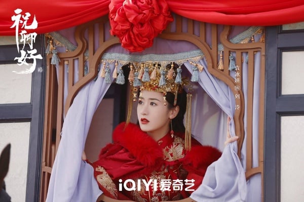袁冰妍演完《琉璃》後，先是與經紀公司鬧僵被雪藏，好不容易復出後，又捲入逃稅風波，微博被禁言，原本談好和劉學義二搭的《落花時節又逢君》，最後也換其他女星演，而這幾年袁冰妍都沒有接新戲，最後一部作品是2022年的《祝卿好》了！