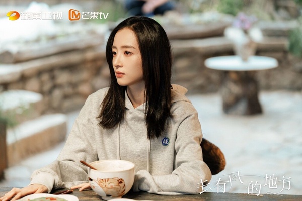《旋風少女》楊洋、胡冰卿這組CP的差距最懸殊！當時胡冰卿出演女主角，在劇裡楊洋、白敬亭都死心踏地愛著她，不過幾年過去後，胡冰卿的發展反而沒有他們好，胡冰卿雖然被經紀公司力捧，接了不少女主角的陸劇，但人氣一直都不高，近年接演的都是二三線網劇的女主角，或者是一些人氣陸劇的女配角，像是她就在劉亦菲主演的《去有風的地方》飾演女二。