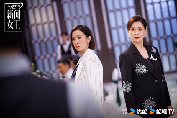 《新聞女王》其實是一部港劇，香港TVB出品，第一季在優酷上線後意外爆紅。它沒有工業糖精，沒有戀愛腦，反而充滿各種勾心鬥角。劇情狗血精彩，衝突和反轉不斷，而最近推出第二季，雖然熱度下降，但口碑依然高！女性獨立強大的內核沒變，新聞案例的尺度和寫實性又更升一級。