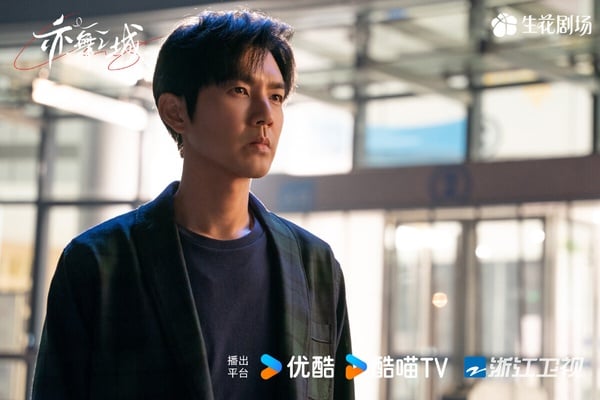 《亦舞之城》是最近小有話題的現偶愛情劇，劇情非常狗血，有不少言情小說老梗，長輩作梗拆CP、隱瞞生子、破鏡重圓的設定。雖然有人認為劇情太套路、太狗血，但就是讓人欲罷不能啊！《亦舞之城》有拍出拉扯感，鐘漢良、秦嵐演技到位，特別是鍾漢良，他特別會演深情守候女主N年的角色，這次《亦舞之城》飾演的馮睿蘇感不輸何以琛！