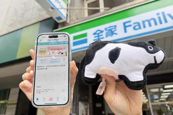 全家APP農情聖誕好奶季集章趣活動，展示可兌換的鮮乳坊牛牛拾穗帆布袋、零錢包等周邊商品