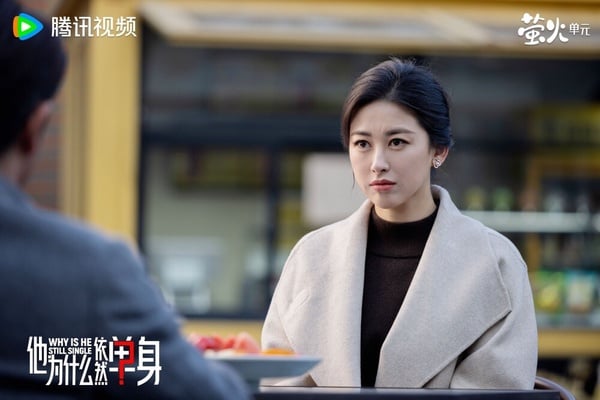 《他為什麼依然單身》是近期討論度很高的都市情感劇，朱珠飾演女主角「顧葉嘉」，是典型現代女性的縮影，在職場上是個幹練自信的女強人，雖然時常得面對家人的逼婚，但依舊保持著獨立與自主，不輕易與世俗價值觀妥協，非常有魅力，是獨立女性的代表！