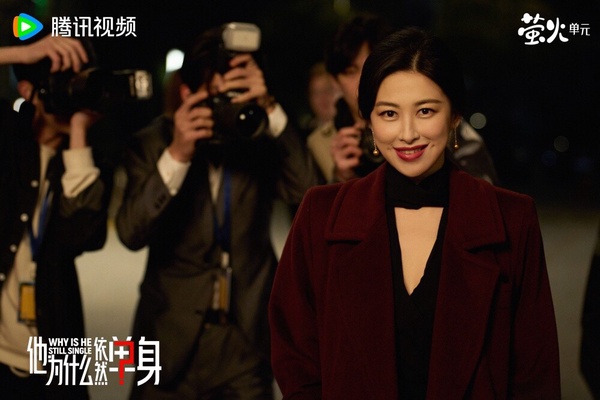 《他為什麼依然單身》是近期討論度很高的都市情感劇，朱珠飾演女主角「顧葉嘉」，是典型現代女性的縮影，在職場上是個幹練自信的女強人，雖然時常得面對家人的逼婚，但依舊保持著獨立與自主，不輕易與世俗價值觀妥協，非常有魅力，是獨立女性的代表！