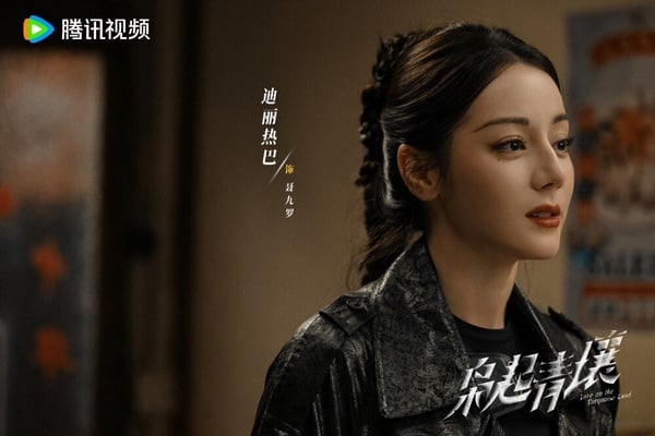 迪麗熱巴在新劇《梟起青壤》裡的形象又美又颯，也再度圈粉無數！她飾演的聶九羅擁有雙重身分，表面上是畫家，實際上則是南山獵人裡最強的「瘋刀」，外貌與實力雙雙在線，而迪麗熱巴與陳星旭在劇裡的互動充滿曖昧氛圍，兩人除了都是濃顏系長相外，還是雙強人設，也引起粉絲們的羨慕！
