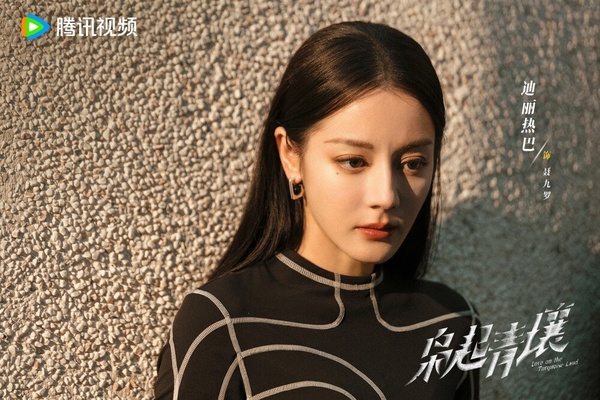 迪麗熱巴在新劇《梟起青壤》裡的形象又美又颯，也再度圈粉無數！她飾演的聶九羅擁有雙重身分，表面上是畫家，實際上則是南山獵人裡最強的「瘋刀」，外貌與實力雙雙在線，而迪麗熱巴與陳星旭在劇裡的互動充滿曖昧氛圍，兩人除了都是濃顏系長相外，還是雙強人設，也引起粉絲們的羨慕！