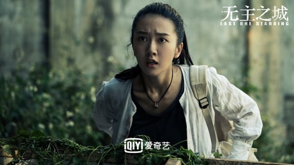 《無主之城》不只緊張刺激，故事也很懸疑燒腦，劇情講述一群身份、經歷、性格各異的旅客陰錯陽差誤入孤島，面對蝙蝠的襲擊、糧食的不足與神秘敵人的出現，曾經擁有的身份、職業、權力通通褪去了色彩，活下去成為唯一目標的故事。