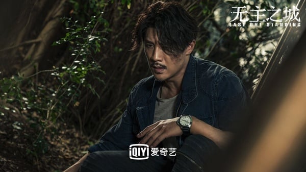 《無主之城》不只緊張刺激，故事也很懸疑燒腦，劇情講述一群身份、經歷、性格各異的旅客陰錯陽差誤入孤島，面對蝙蝠的襲擊、糧食的不足與神秘敵人的出現，曾經擁有的身份、職業、權力通通褪去了色彩，活下去成為唯一目標的故事。
