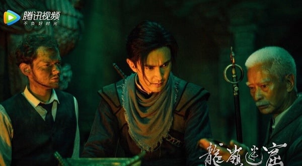 《龍嶺迷窟》劇情講述胡八一、王胖子和大金牙被村民編造的繡花鞋故事所騙，前往陝西古藍縣，三人無意掉入「龍嶺迷窟」遭蝙蝠襲擊，發現身上長出紅斑，遇到同樣來找紅斑根源的shirley楊，並聽聞了鷓鴣哨和了塵大師尋找「雮塵珠」的英勇故事，從而組隊共赴「龍嶺迷窟」展開冒險。