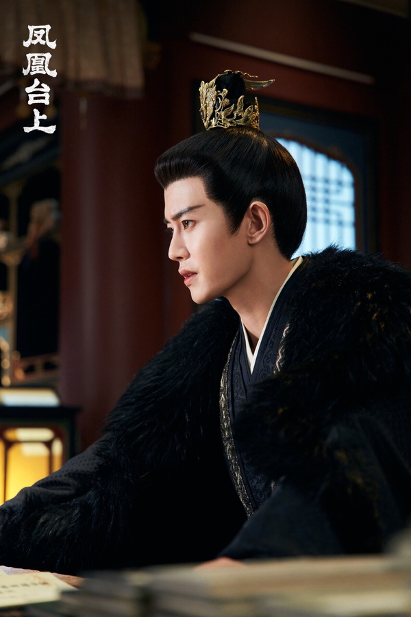 任嘉倫在《鳳凰台上》飾演的蕭煥是個讓劇迷心疼的男人，出生就身患寒毒，在充滿心機算計的皇宮中，必須時刻保持警惕。蕭煥為了守護子民不敢懈怠，對親人愛人掏心掏肺，卻又總是用高冷霸道的樣子武裝自己。