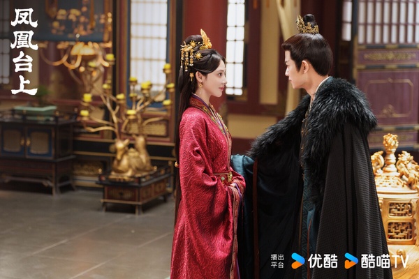 任嘉倫在《鳳凰台上》飾演的蕭煥是個讓劇迷心疼的男人，出生就身患寒毒，在充滿心機算計的皇宮中，必須時刻保持警惕。蕭煥為了守護子民不敢懈怠，對親人愛人掏心掏肺，卻又總是用高冷霸道的樣子武裝自己。