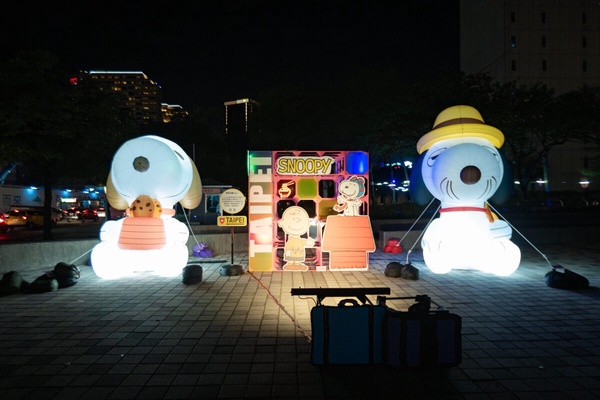 史努比與他的手足們，包含歐拉夫、貝兒在內的多個PEANUTS角色巨型氣偶，於台北市民廣場一字排開。