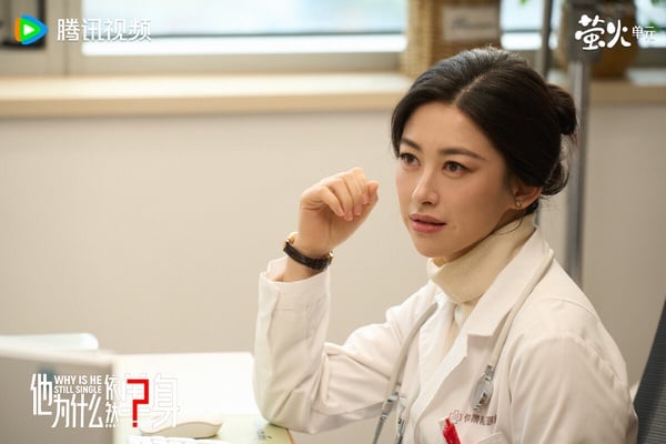 霍建華《他為什麼依然單身》改編自日劇《熟男不結婚》，這部劇評價不錯，劇情探討「熟齡單身者」的感情觀探討，男主不是夢幻的偶像劇霸總，嘴壞心不壞，還有點傲嬌。《他為什麼依然單身》是輕喜劇，劇情有小幽默，但扎心現實，男主很多「不婚金句」都戳中觀眾的心。