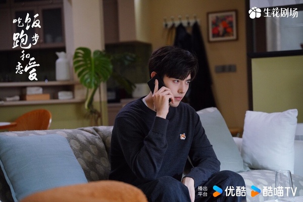 陳飛宇在《吃飯跑步和戀愛》飾演的甘揚，魅力也完全不輸《點燃我，溫暖你》的李峋，他與丁之童因誤會而分手，然後6年後才在職場上重逢，這6年的時間內，甘揚也完全沒忘記丁之童，而且他雖是富二代，但不像其他霸總男主，不顧一切地對女主好，他反而很尊重丁之童的想法，會用不傷害女主自尊的方式，默默守護在她身旁。
