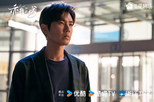 鍾漢良可以說是深情男主角的專業戶了！在新劇《亦舞之城》裡飾演的馮睿，也癡情守候了女主角長達12年，兩人當年因誤會被迫分開，再次重逢時，馮睿獨自一人帶著孩子，卻因譚思婷的出現而攪亂了一切！《亦舞之城》雖然劇情集結不少老梗，像是長輩故意作梗、隱瞞生子等，但鍾漢良、秦嵐太會演了，兩人很有拉扯感，所以還是蠻值得一追！