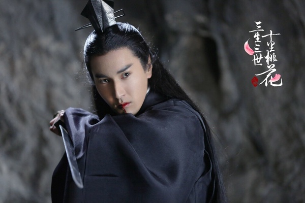 《三生三世十里桃花》夜華雖然深情，但也有不少粉絲覺得他有點太懦弱了，不如《蒼蘭訣》裡的東方青蒼有保護女主的霸氣！夜華在凡間遇到化為凡人素素的白淺，所以他甘願拋棄天族太子的身份，只為了得到她一人，而後來素素跳下誅仙台，夜華就這樣盼著素素能回來，守著結魄燈長達三百年的時間。