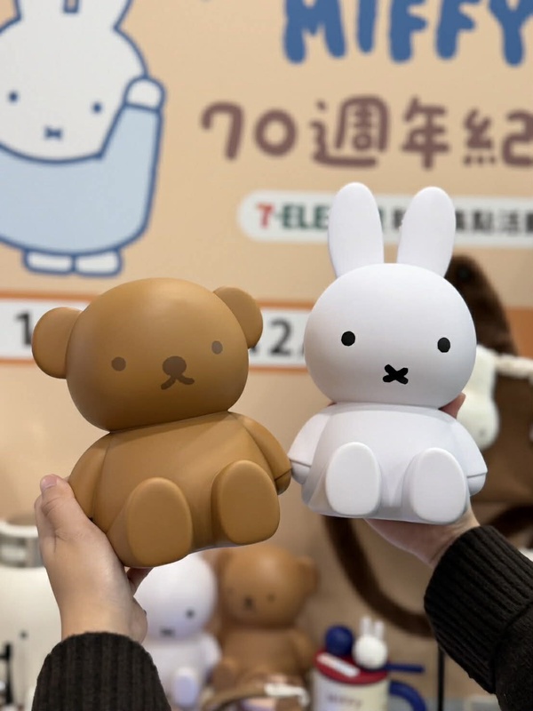 7-11「Miffy米飛兔70週年」集點！絨毛飲料杯套、miffy可頌玩偶、收納籃組等86款一次看