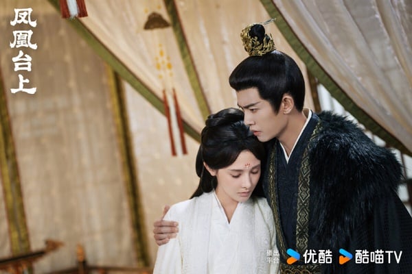 《鳳凰台上》找來任嘉倫、彭小苒兩位大家很愛的古裝男神、女神，劇情本來很被期待，然而《鳳凰台上》評價卻不佳，豆瓣開分僅4.8，結局評價也很兩極。《鳳凰台上》是帝后的愛情故事，劇情節奏快，有大家愛看的揪心拉扯，但不少觀眾認為《鳳凰台上》少了虐劇該有的細膩鋪墊。