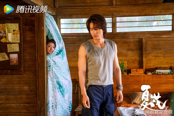 言承旭、徐若晗主演的《夏花》是近年高口碑甜寵劇，兩位主角相差了21歲，當初定角官宣時，曾被吐槽是「叔姪戀」。通常這種年紀差很多的CP都很危險，一旦男主角顏值狀態不過關，馬上就容易變成吐槽素材。不過言承旭狀態維持得很好，兩人CP火花也挺強，再加上《夏花》導演超強的鏡頭美感，開播評價意外不錯。