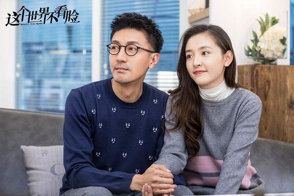 張魯一、吳倩主演的《這個世界不看臉》是大叔演偶像劇的失敗案例，故事講述「華爾街之狼」霸總與呆萌蘿莉的愛情故事。吳倩和張魯一相差12歲，年齡差不是最大的，但外型根本搭不起來，像父女。