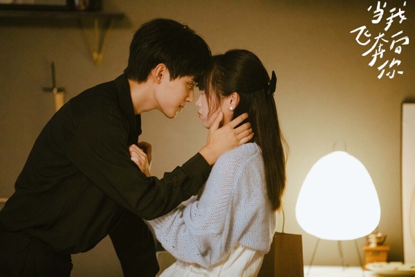 《當我飛奔向你》和《難哄》、《偷偷藏不住》一樣都改編自竹已的小說，是三部裡評分最高的！《當我飛奔向你》無敵高糖，周翊然、張淼怡強到炸裂，導演有拍出青春感，結局後依然有很多劇迷都淪陷在「一讓在讓CP」的魅力之中，完全走不出來啊！