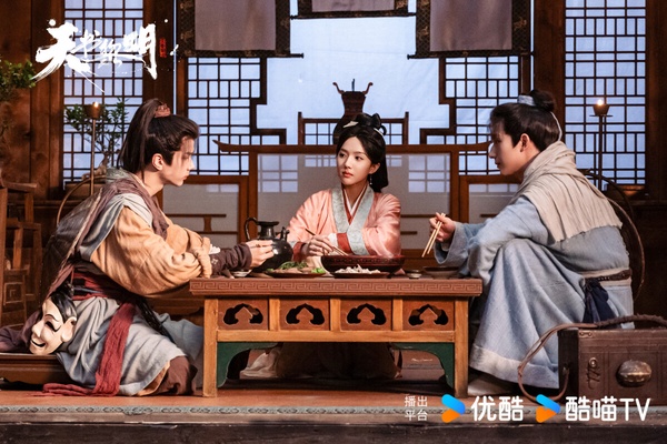 《天書黎明》是群像探案劇，找來《少年歌行》男主李宏毅和《御賜小仵作》女主蘇曉彤搭檔。雖然比不過《唐朝詭事錄》那種精品懸疑古裝劇，但以小成本來劇來說，《天書黎明》口碑還不錯，劇情不會無腦，節奏快，群像故事有亮點，還帶點輕喜劇風格，很適合下飯追！
