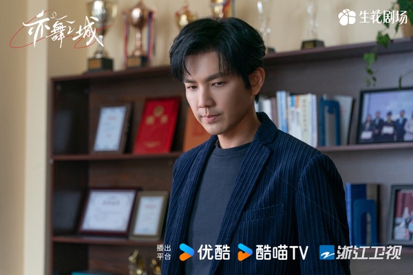 《亦舞之城》是最近Netflix上的熱門陸劇，劇情非常狗血，集結長輩從中作梗拆CP、隱瞞生子、破鏡重圓等經典套路。雖然比較老梗，但《亦舞之城》的導演滿會拍，他就是《何以笙簫默》的導演，特別會拍都市男女之間的破鏡重圓，再加上鐘漢良、秦嵐演技到位，喜歡看狗血言情劇的觀眾不能錯過！