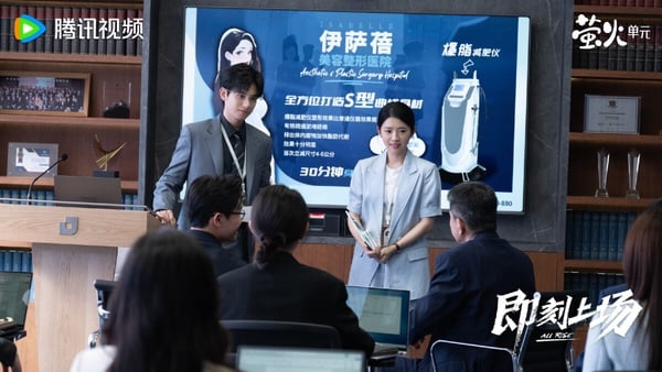 《即刻上場》是根據職場真人秀《令人心動的offer》改編的電視劇，主打青春熱血職場群像。《即刻上場》講述君安律師事務所首次設立了挑選優秀實習生入職的「識君計畫」，獲選的幸運兒將能得到一大筆獎金和正式留用的雇傭合約。經過嚴格選拔，七位佼佼者脫穎而出，來到北京總部，開始為期三個月的職場競技挑戰。