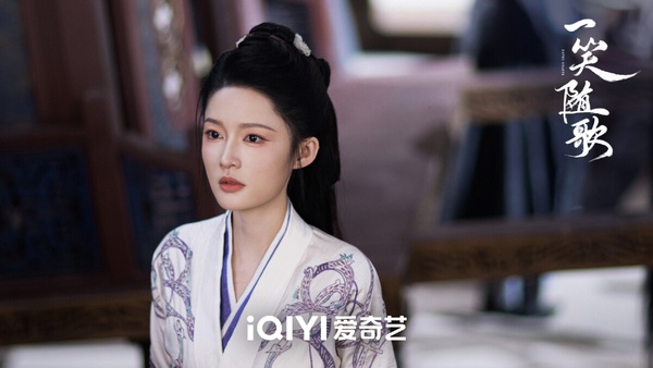 李沁主演過不少知名小說改編的劇，大男主劇有《斗破蒼穹》、電影《誅仙》、《慶餘年》、《鹹魚飛升》等，都是最頂級的大IP改編，合作的也都是吳磊、肖戰、張若昀、王鶴棣等人氣演員。不過李沁時常被說存在感不強，明明有顏值、有演技，還是第一女主角，在大男主劇卻時常淪為背景板。