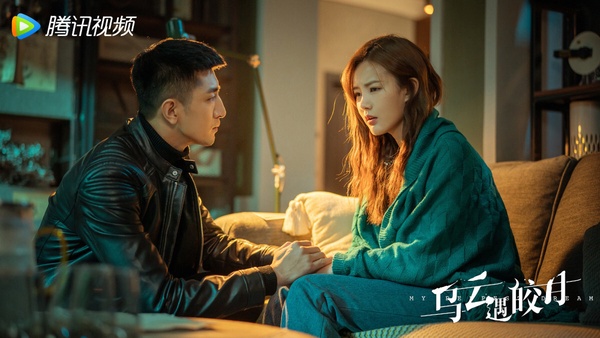 李一桐自出道以來就一直演女一號，出道九年已經演了24部女主角了，明明顏值、演技都不錯，合作的還都是楊洋、李現、許凱、成毅、鄧倫等人氣男神，資源可說是逆天，可是李一桐卻一直被網友調侃「萬年不火」，還有「任誰都帶不紅」。
