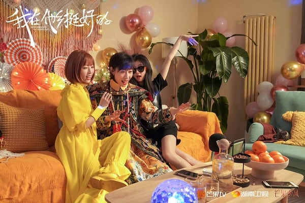 《我在他鄉挺好的》是一部女性群像劇，12集的精品短劇在豆瓣開出8.1高分，成為2021熱度、評價齊飛的好劇。故事聚焦在幾個生於80、90年代的男女青年在北京相遇，他們懷揣夢想，漂泊在這座大城市裡，因著一場「自殺」，而開啟一段追尋真相與自我救贖的旅程。