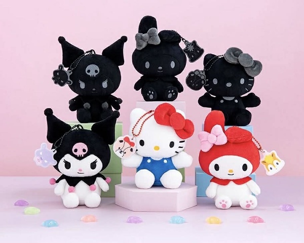 7-11「三麗鷗絨毛吊飾盲包」登場！全黑KITTY、酷洛米、美樂蒂必收，再推馬年限定KITTY