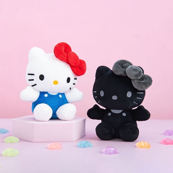 7-11「三麗鷗絨毛吊飾盲包」登場！全黑KITTY、酷洛米、美樂蒂必收，再推馬年限定KITTY