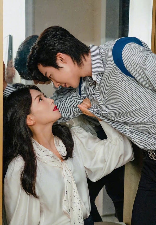 《做自己的光》是部大女主成長劇，找來劉濤、劉宇寧主演。講述何歡遇到丈夫出逃、留下巨債、事業受挫、母親重病等一系列事件，跌入人生谷底。在網路博主蔣俊豪的幫助下，何歡一路事業逆襲，還創辦自媒體獲得成功，重回高峰，情感上何歡卻面臨新的抉擇。