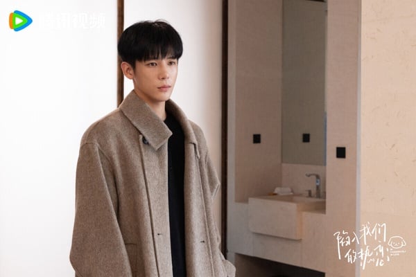 王安宇是觀眾公認演戲很有蘇感的男演員，2025年王安宇出現在現偶愛情劇《陷入我們的熱戀》，表現很受好評，依然蘇！《陷入我們的熱戀》改編自耳東兔子的同名小說，原著是火爆程度不輸《難哄》的甜寵小說。