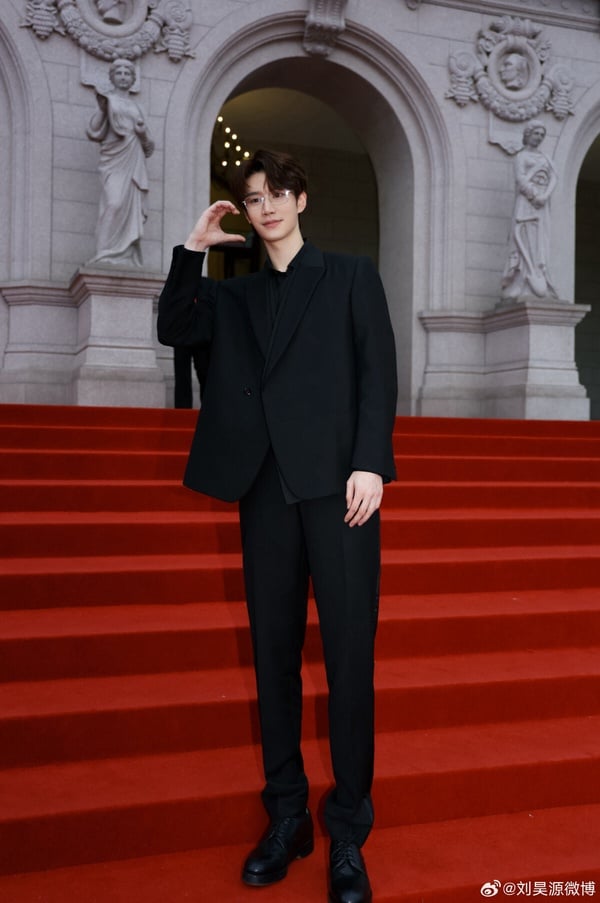 近年短劇崛起，很多網友也發現短劇男演員怎麼也越來越高了～有很多都是188公分以上，而演員劉昊源有193公分，比191的劉宇寧還高耶！