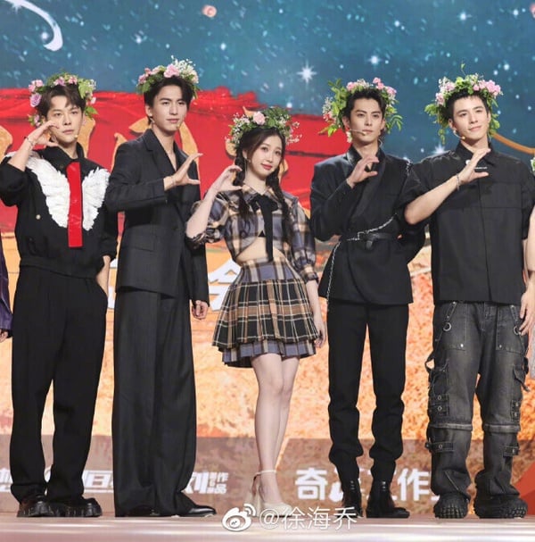 張凌赫曾在節目上坦承他的身高有190公分，但怕找不到女演員合作，所以把身高往少了報，官方身高為188公分。也因為張凌赫的逆天長腿，很多人站在他身邊都會顯得小鳥依人。
