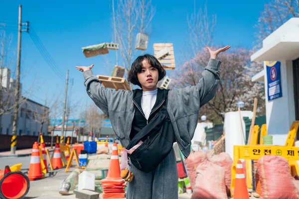 Netflix《現金英雄》劇情、角色介紹：李俊昊突然有「鈔能力」，掏空薪水拯救世界！