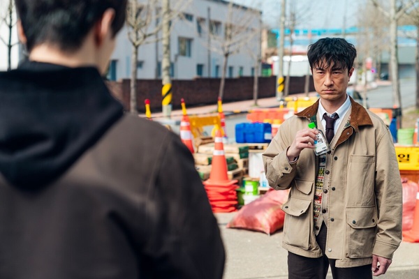 Netflix《現金英雄》劇情、角色介紹：李俊昊突然有「鈔能力」，掏空薪水拯救世界！