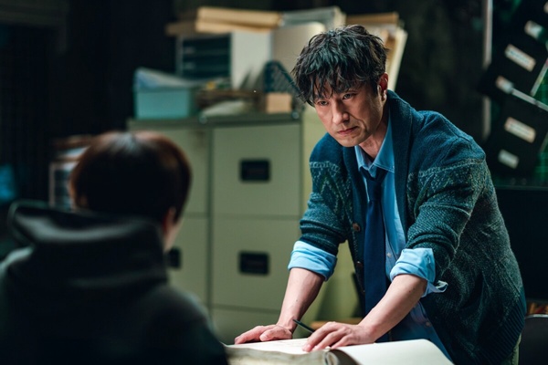 Netflix《現金英雄》劇情、角色介紹：李俊昊突然有「鈔能力」，掏空薪水拯救世界！