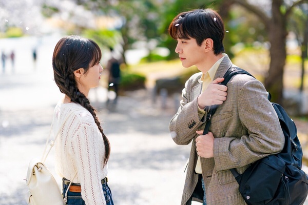 Netflix《現金英雄》劇情、角色介紹：李俊昊突然有「鈔能力」，掏空薪水拯救世界！