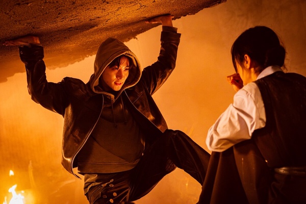 Netflix《現金英雄》劇情、角色介紹：李俊昊突然有「鈔能力」，掏空薪水拯救世界！