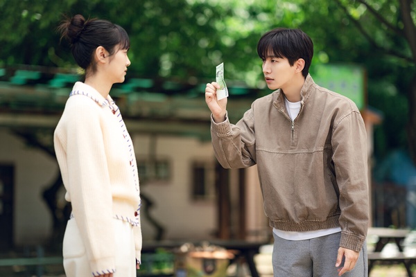 Netflix《現金英雄》劇情、角色介紹：李俊昊突然有「鈔能力」，掏空薪水拯救世界！