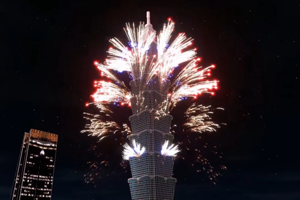 台北101大樓在夜間施放2026年「SPARK 101」主題跨年煙火的壯觀景象示意圖。