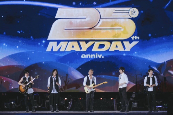  五月天《回到那一天》25週年巡迴演唱會宣傳照，五位團員的合照，他們將在台中洲際棒球場舉辦跨年演唱會。