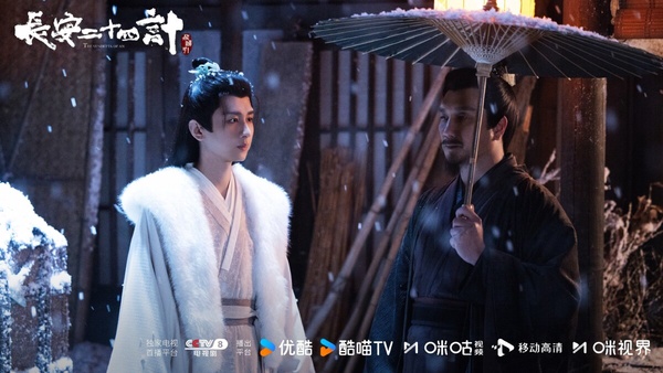 古裝男神成毅新劇《長安二十四計》開播後火速衝上第二！《長安二十四計》是大男主劇，劇情結合懸疑與權謀，首播後評價還不錯，觀眾稱讚劇情緊湊，反轉又反轉，讓人猜不到下一步。而成毅這次演的是瘋批男主，一句「君子報仇，片甲不留」，對所有仇人毫不手軟，成毅演得很帶感！
