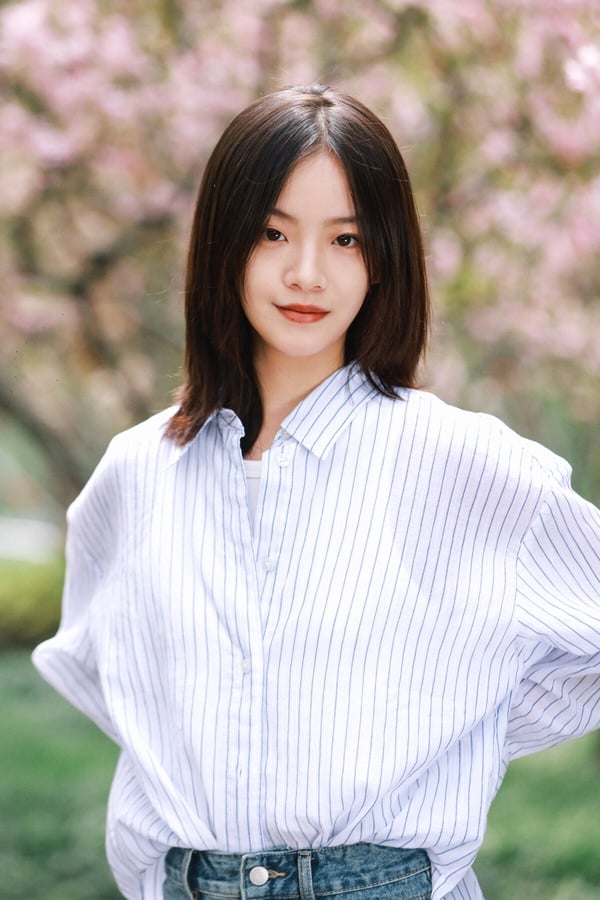 00後小花李庚希一直被網友說是資源咖，她出道第一部劇《同學兩億歲》就是女主角，後續在《二十不惑》、《小歡喜》等熱門劇演了配角。本來清新自然的演技備受喜愛，但自《雪中悍刀行》開始，李庚希就被很多網友嘲說是資源咖，主要是演技不太好，撐不起角色，卻又能接到大製作劇。