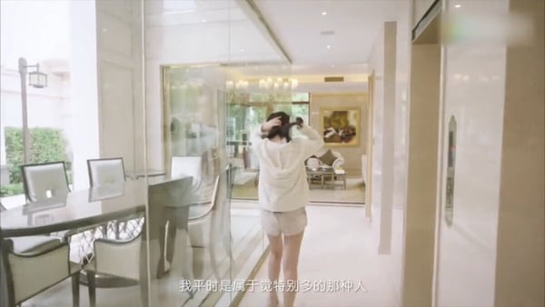 喬欣算是非常低調的富二代，在娛樂圈也是默默耕耘，從配角開始演起，會進入娛樂圈也是因為想圓夢。不過喬欣的家世據傳非常驚人，之前喬欣曾公開過自己的家，他們在上海、加拿大都有豪華別墅。