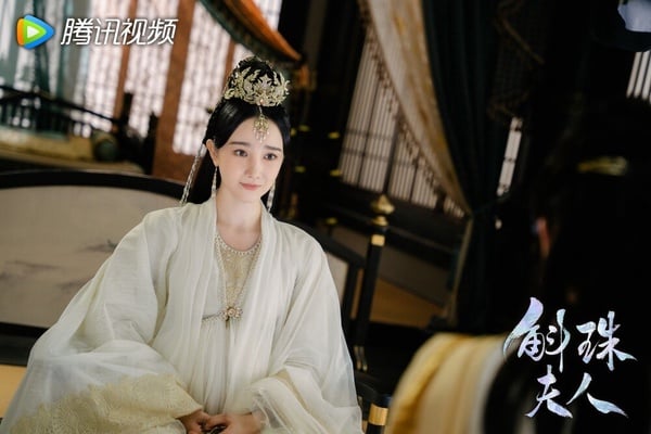 在《狙擊蝴蝶》飾演岑矜閨蜜「春暢」的陳小紜，也是觀眾們公認的古裝女神，每次出演古裝劇，造型都會美到上熱搜，從《斛珠夫人》、《卿卿日常》、《一念關山》到去年客串的《大奉打更人》，每一部的古裝扮相都非常美，而且陳小紜接演的古裝角色的人設也幾乎都是第一美人，真的很符合她的形象！